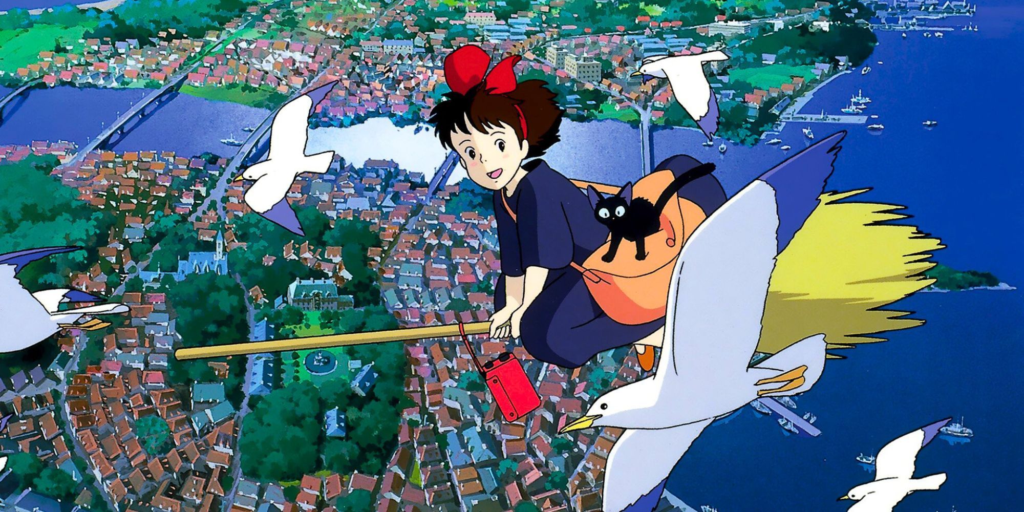 Kiki y su gato Jiji vuelan en su escoba sobre una ciudad costera en 'Kiki's Delivery Service'