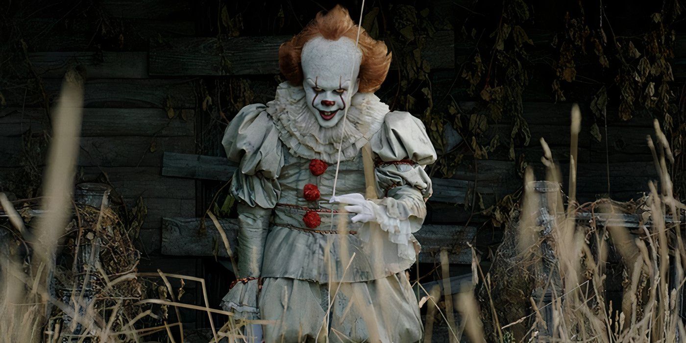 Pennywise standing outside a house in It