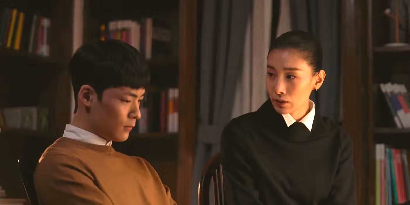 Kim Seo-hyung sits and talks to a male student in Sky Castle.