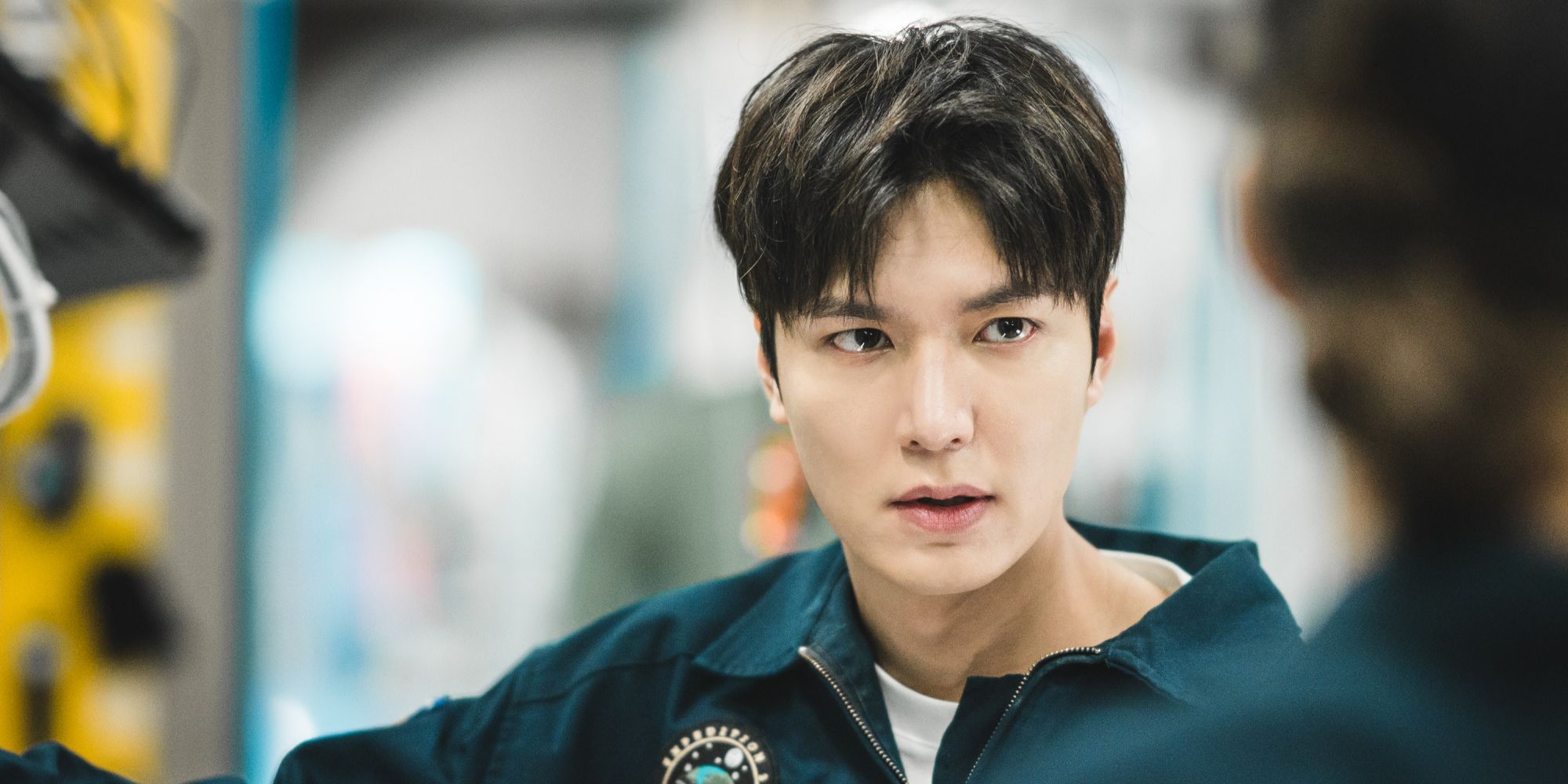  Lee Min Ho looks serious at something off camera in When the Stars Gossip.