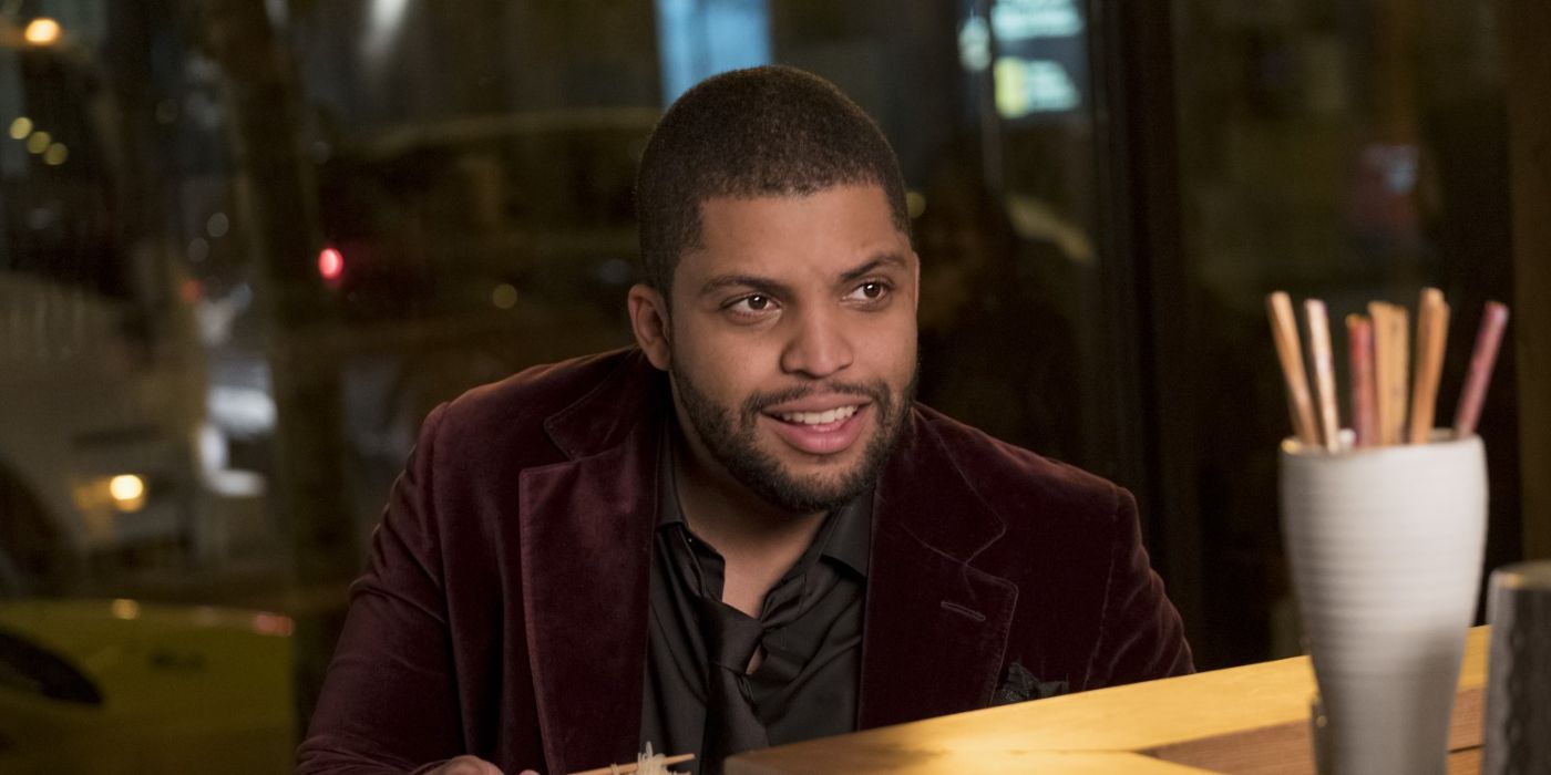 O'Shea Jackson Jr. sits at a bar in Long Shot.