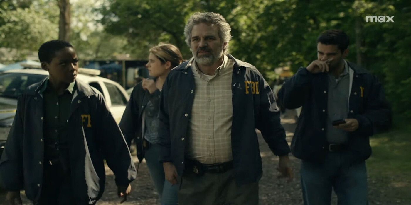 Mark Ruffalo as an FBI agent walks with a group of other agents in The Task
