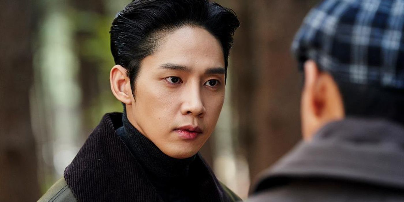 Park Sung-hoon looking at a man with a gingham hat in a still from the show &lsquo;Psychopath Diary&rsquo;.