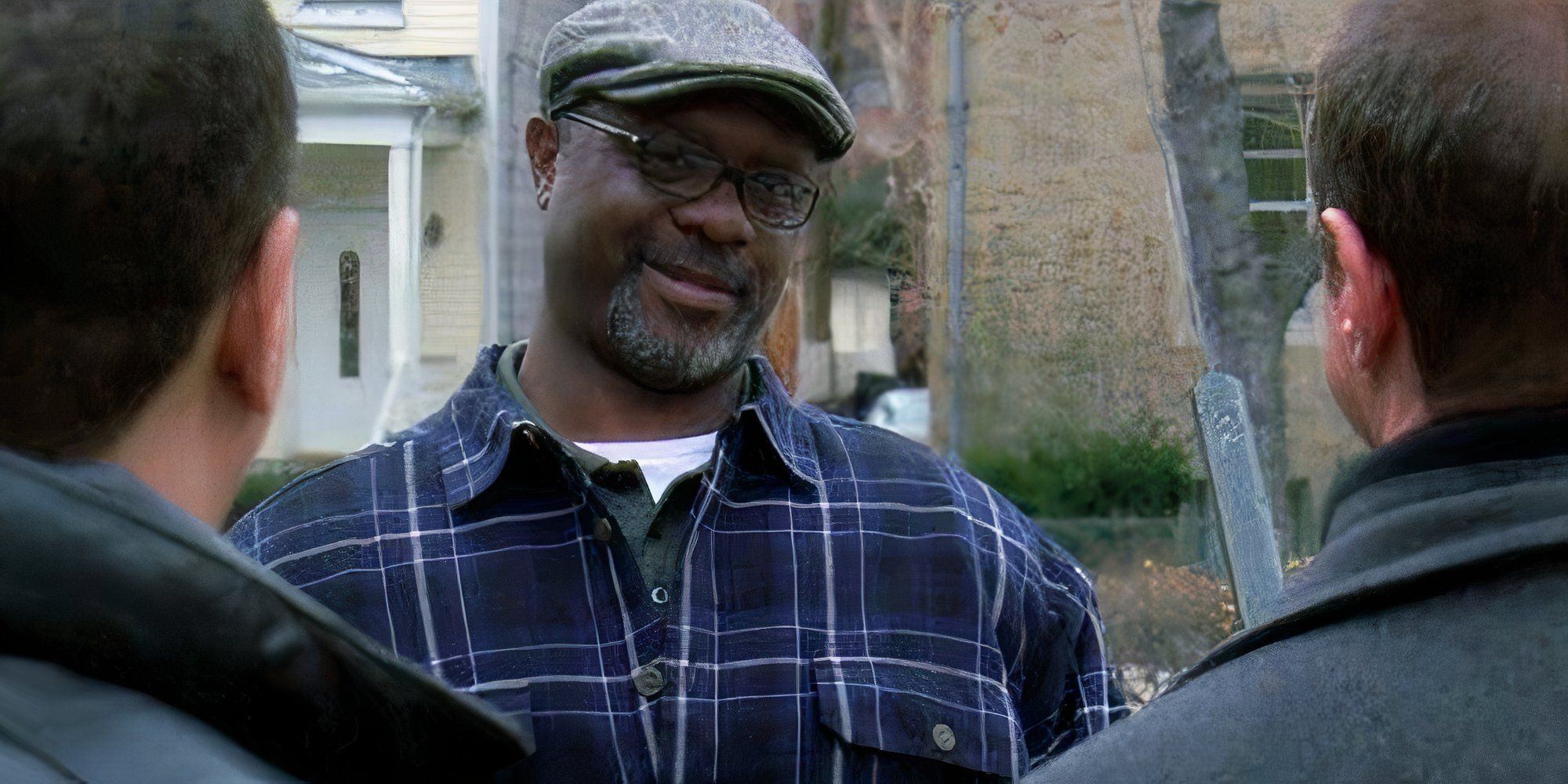 Robert Wisdom talking to two men with their backs to the camera in Law &amp; Order SVU episode Hell