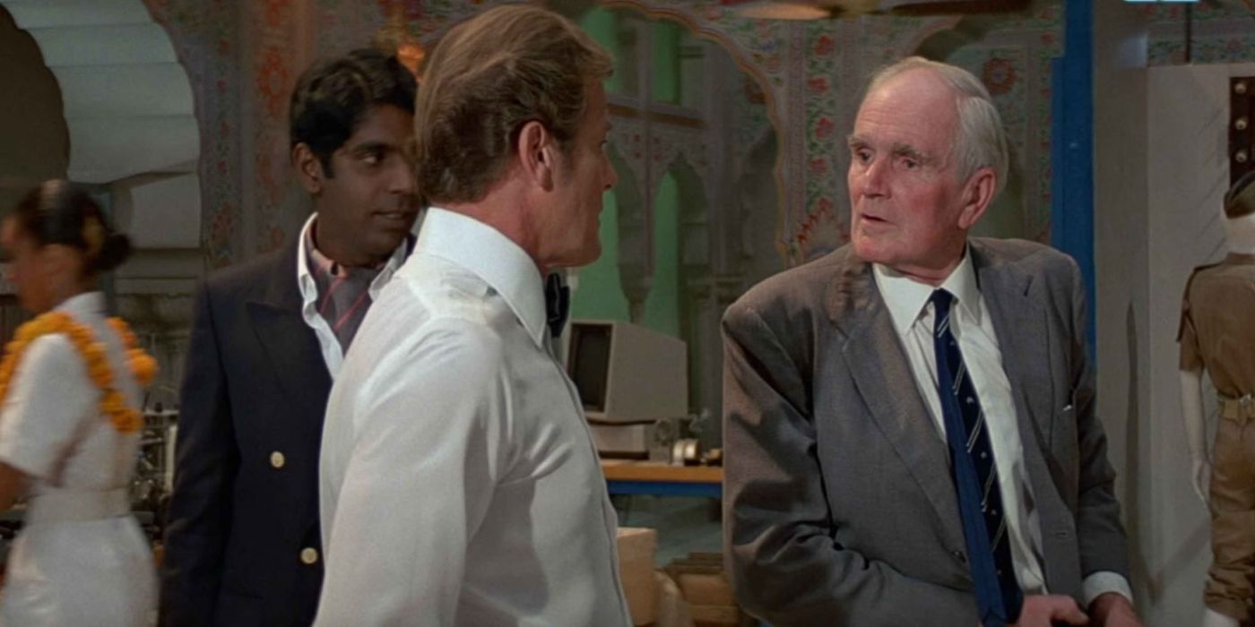 Roger Moore as Bond and Desmond Llewelyn as Q talking in Q's Indian headquarters