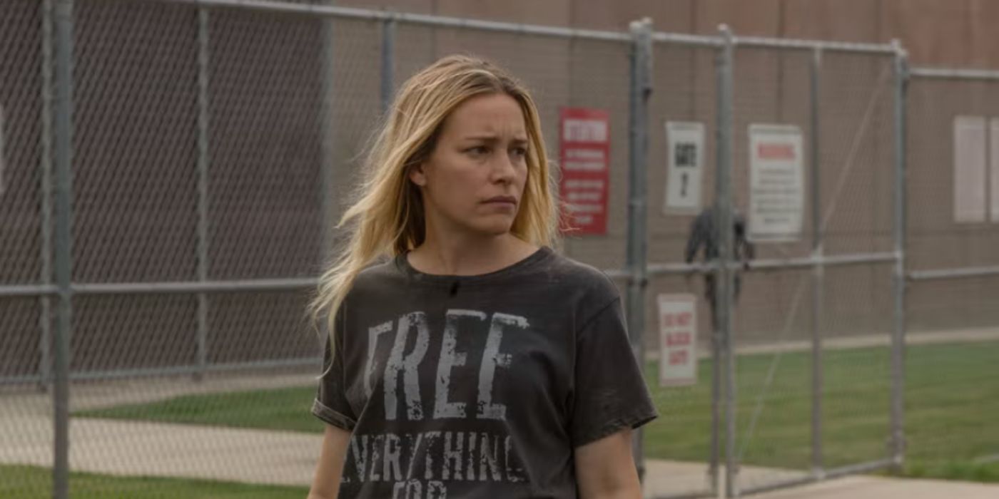 Piper Perabo as Summer Higgins standing outside a fence at prison in &lsquo;Yellowstone&rsquo;
