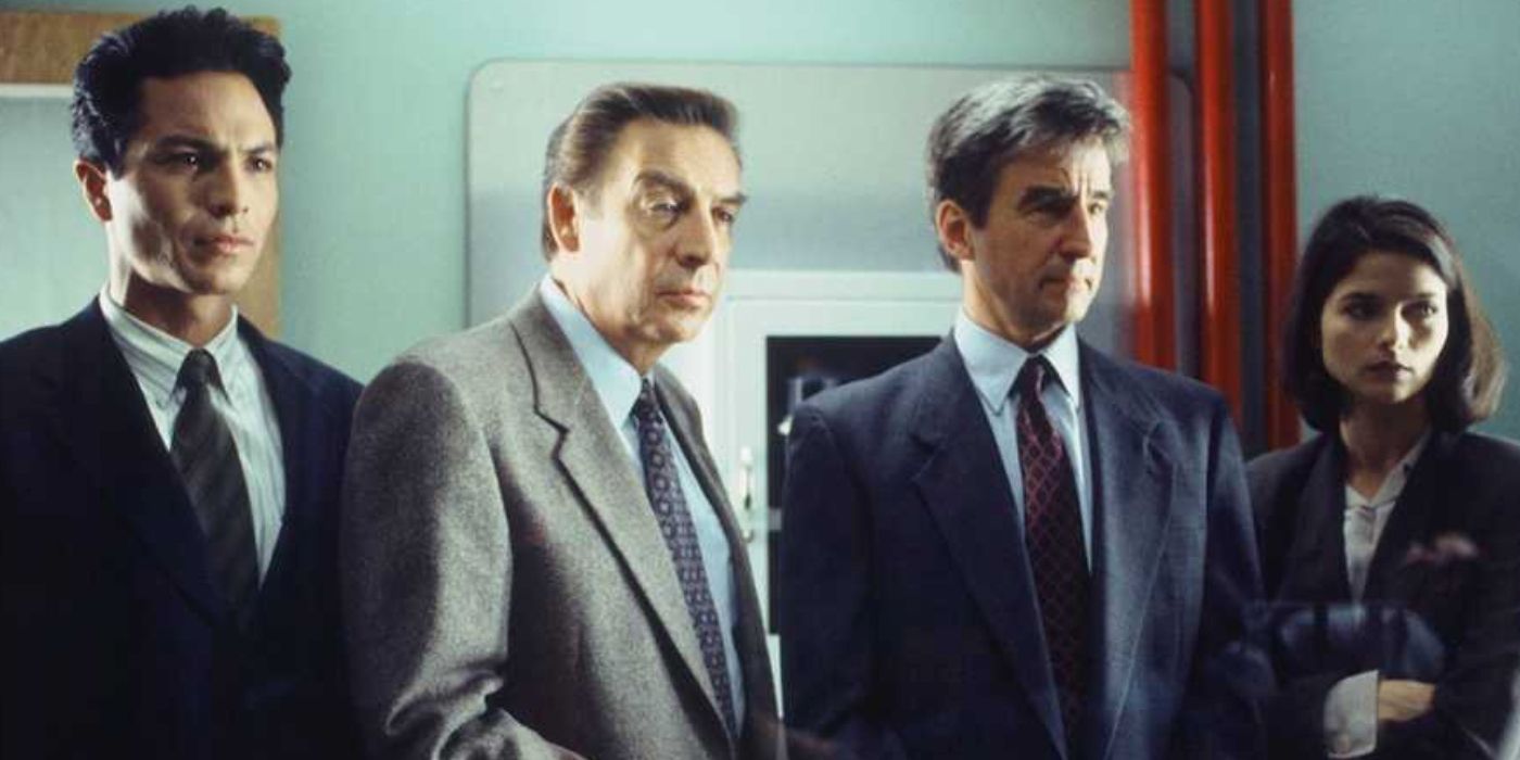 Benjamin Bratt como Rey Curtis, Jerry Orbach como Lennie Briscoe, Sam Waterston como Jack McCoy y Jill Hennessy como Claire Kincaid en la temporada 6 de 'Law & Order'