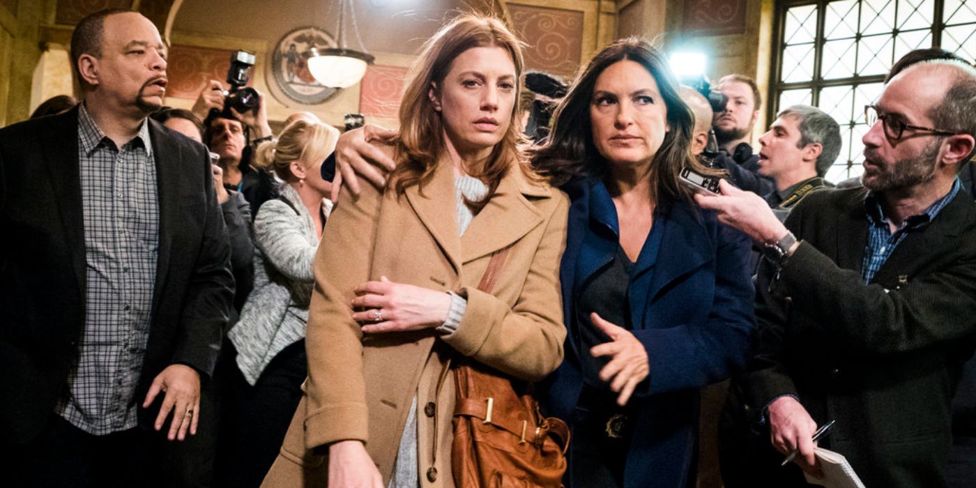 Ice-T as Tutuola, Jessica Phillips as Pippa and Mariska Hargitay as Benson bommbared by press in Law & Order: Special Victims Unit.