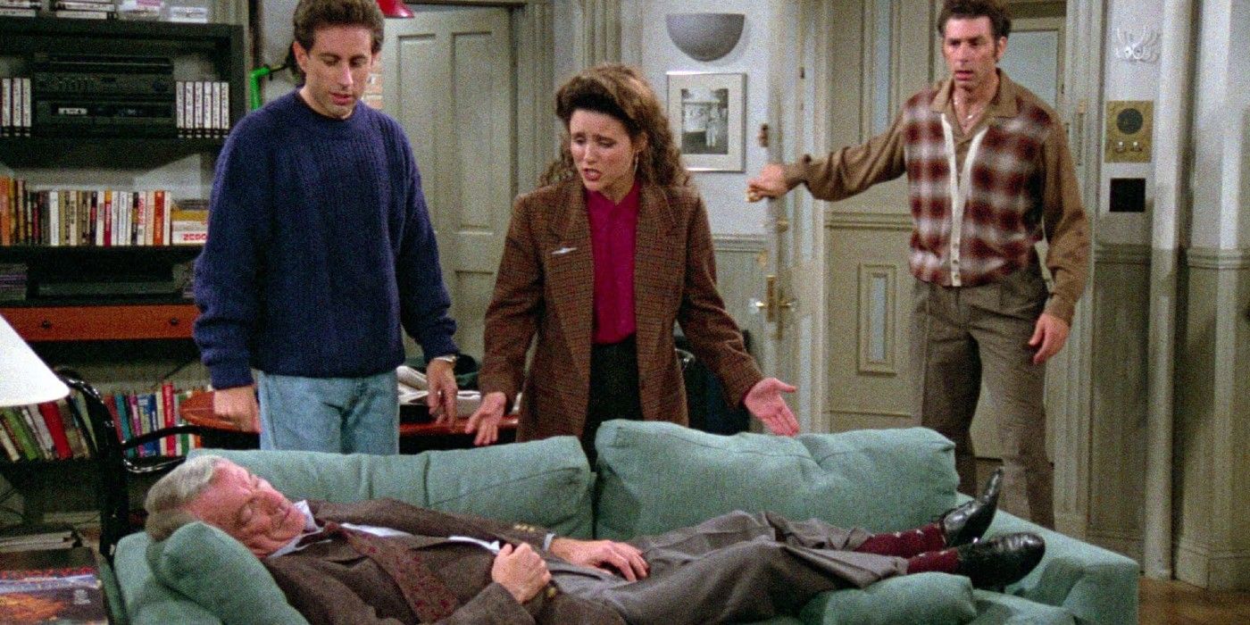 Jerry, Elaine y Kramer se encuentran sobre el inconsciente Owen (Edward Penn) en el episodio de Seinfeld el lado alternativo