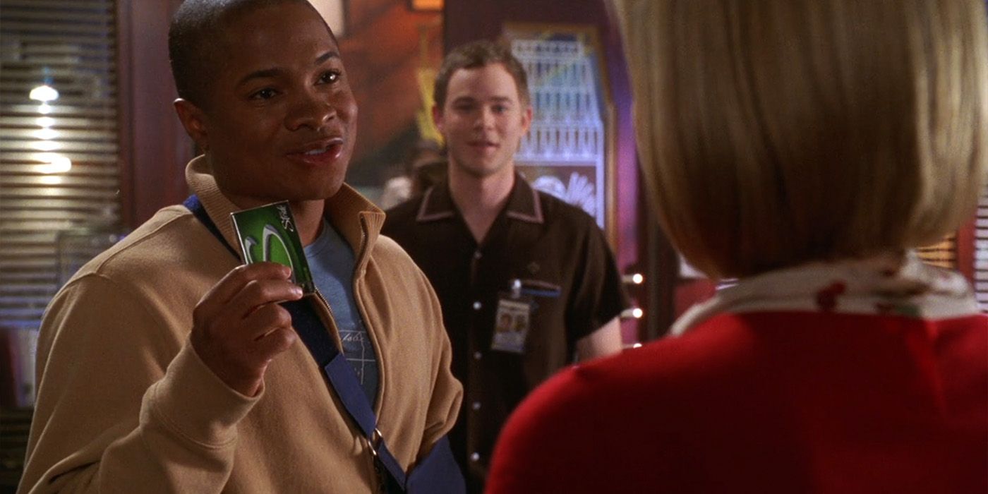 Pete Ross (Sam Jones III) shows off his Stride Gum in the 'Smallville' episode "Hero."