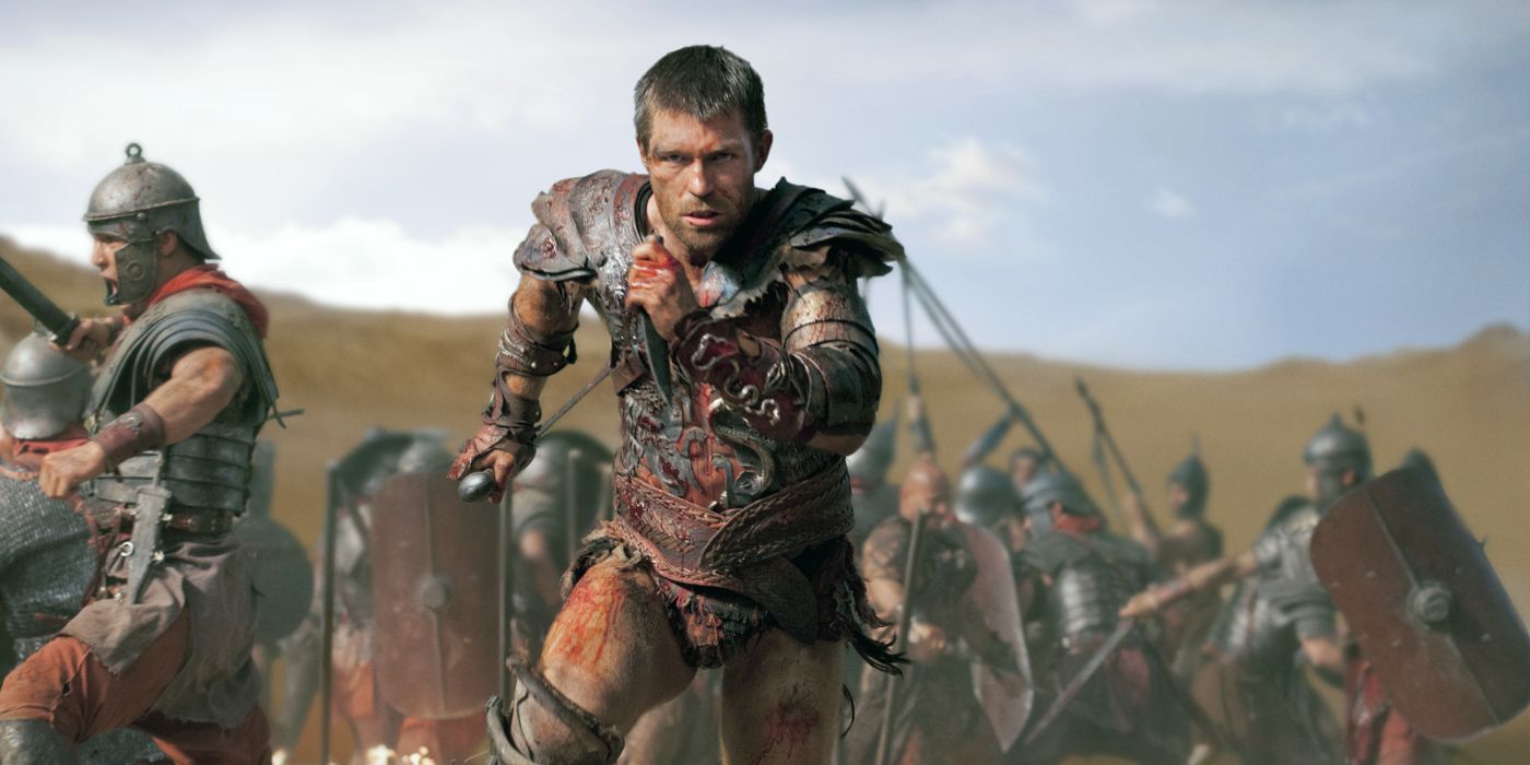 Spartacus running across the battle field in Spartacus: War of the Damned.