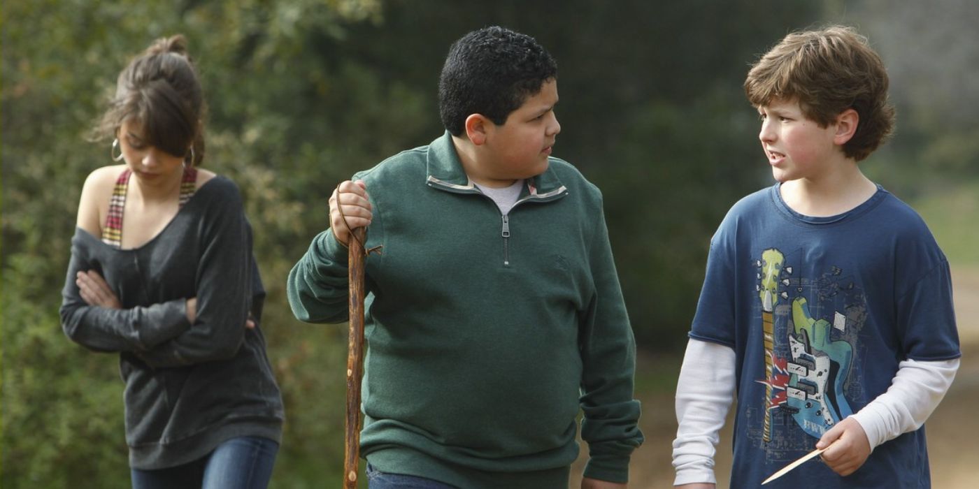 Hayley (Sarah Hyland Manny (Rico Rodriguez) and Luke (Nolan Gould) walking during a hike in Modern Family