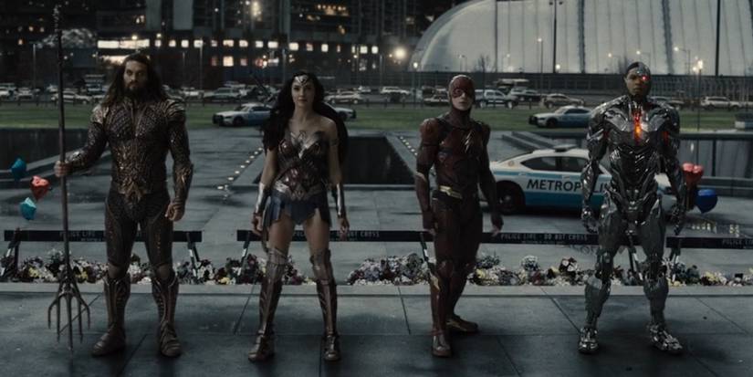 Aquaman, Wonder Woman, The Flash et Cyborg se tiennent à côté de «Zack Snyder's Justice League».