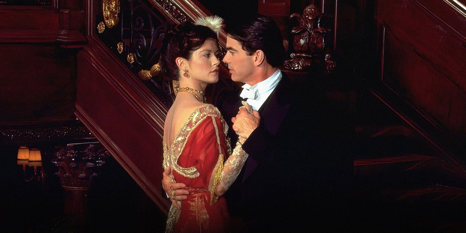 Catherine Zeta-Jones as Isabella Paradine and Peter Gallagher as Wynn Park embracing in Titanic