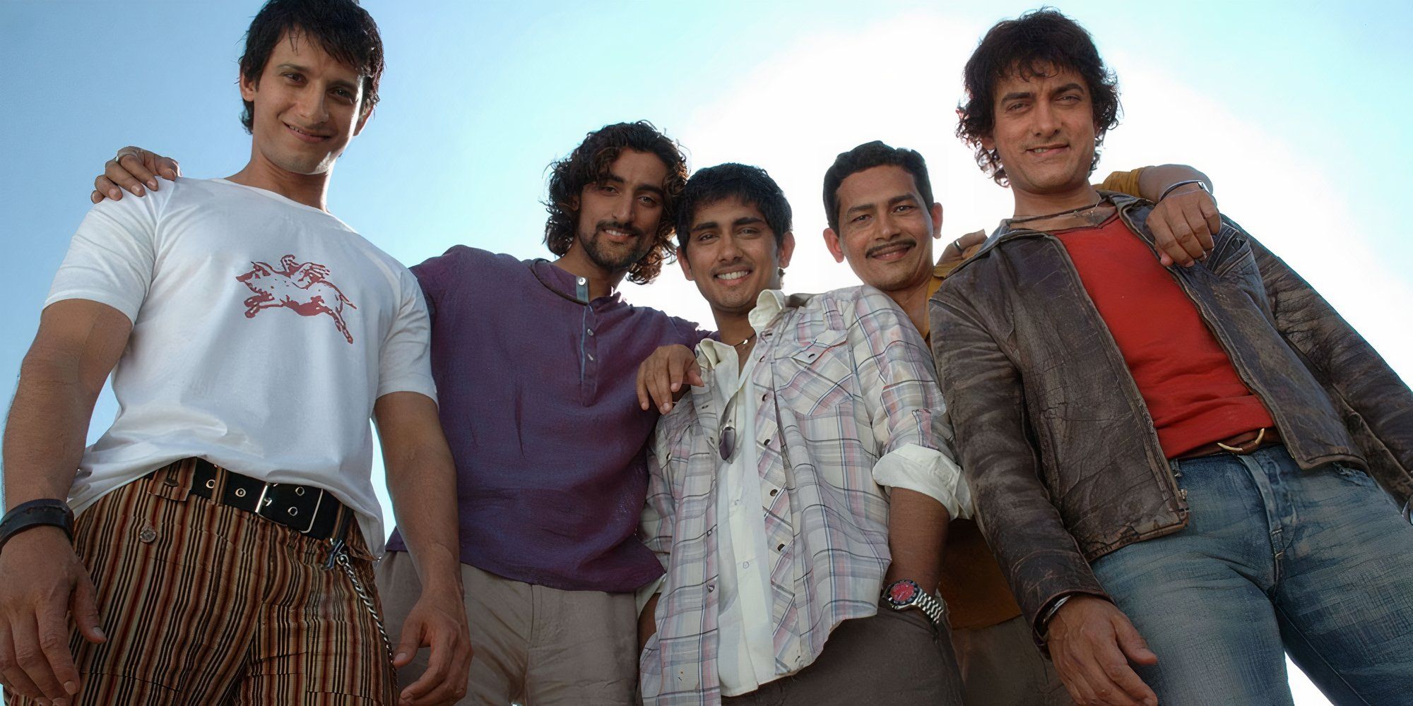 aamir khan and his friends are looking at the camera smiling in rang de basanti.