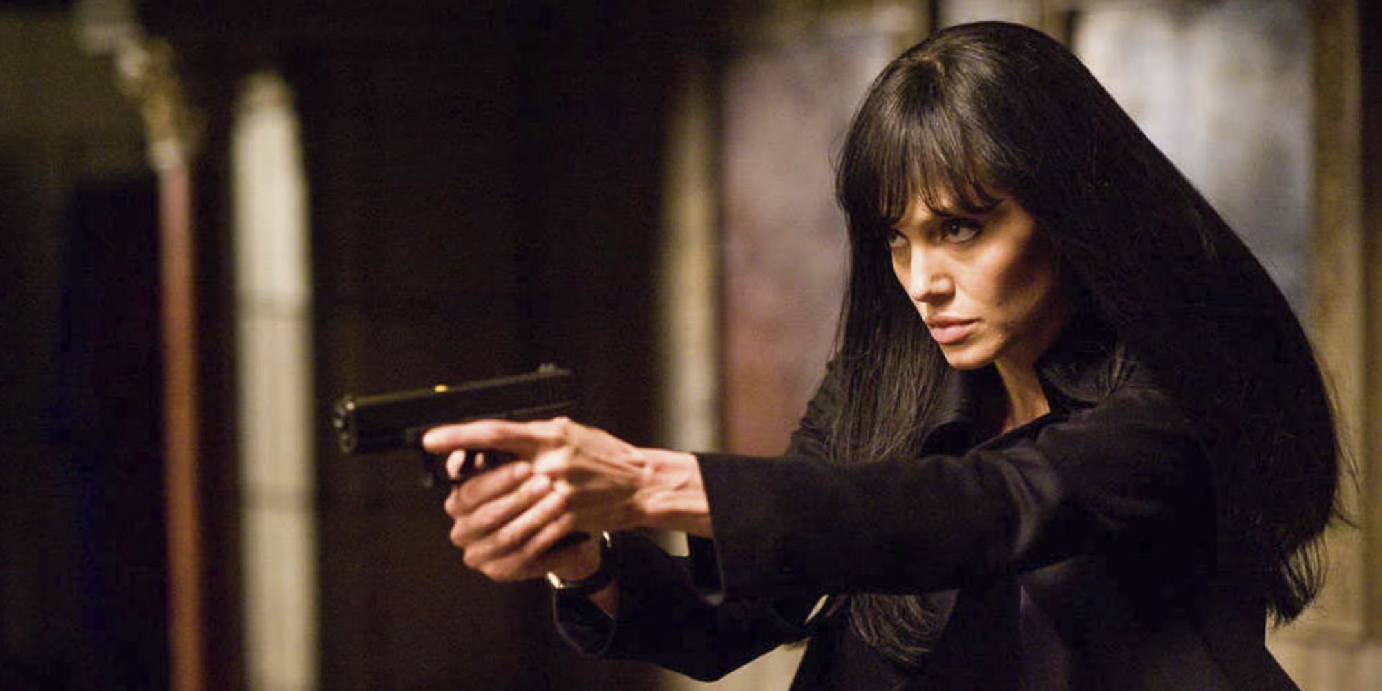 Angelina Jolie as Evelyn Salt aiming a gun in Salt.