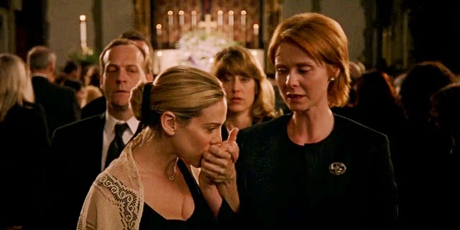 Carrie kisses Miranda&rsquo;s hand at Miranda&rsquo;s mom&rsquo;s funeral in Sex and the City Season 4
