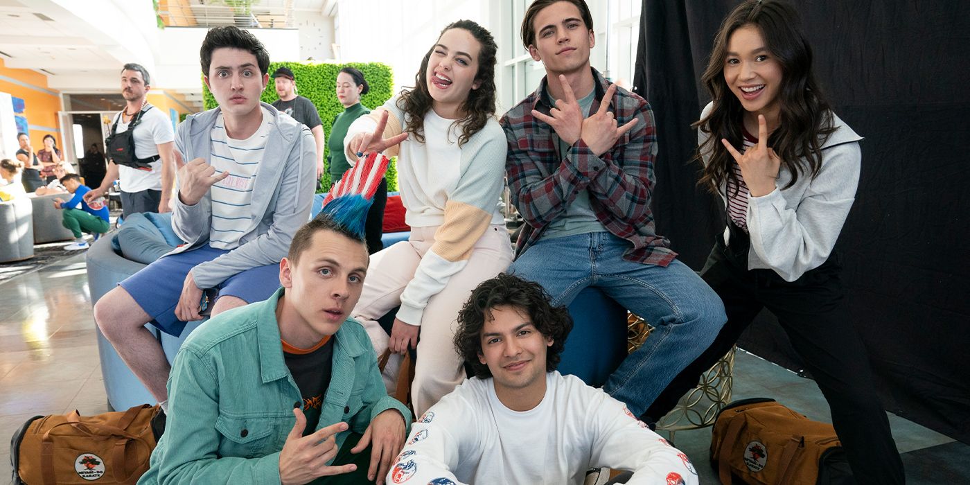 Gianni DeCenzo, Jacob Bertrand, Mary Mouser, Xolo Maridueña, Tanner Buchanan, Oona O’Brien posing