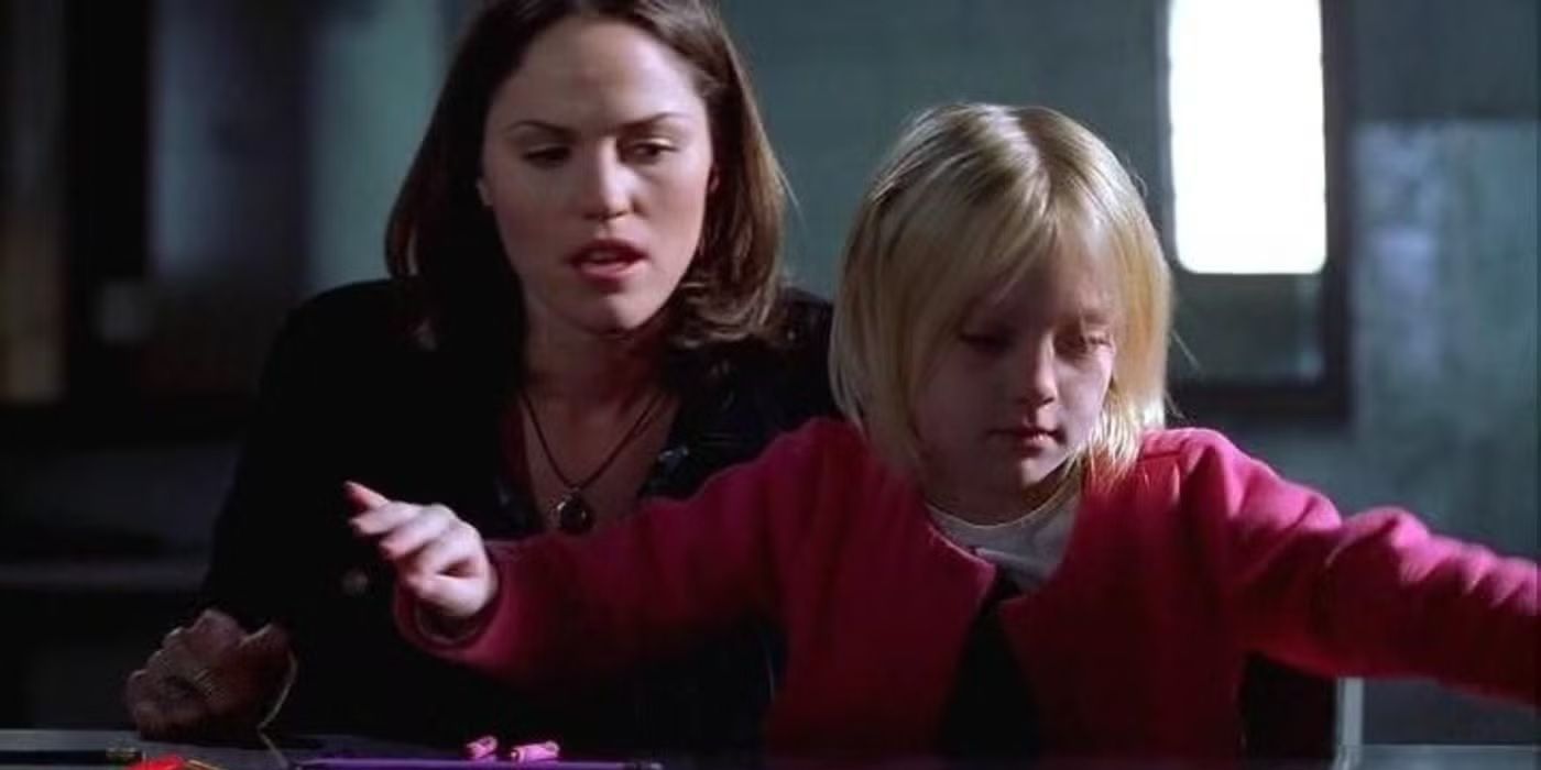 Jorja Fox as Sara Sidle sits next to a young Dakota Fanning in CSI episode Blood Drops.