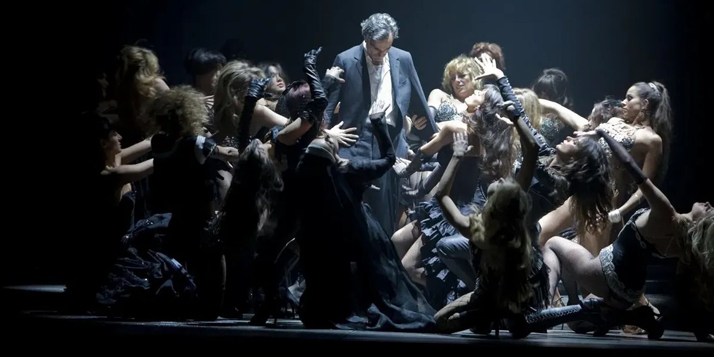 Daniel Day-Lewis surrounded by women in &lsquo;Nine&rsquo;