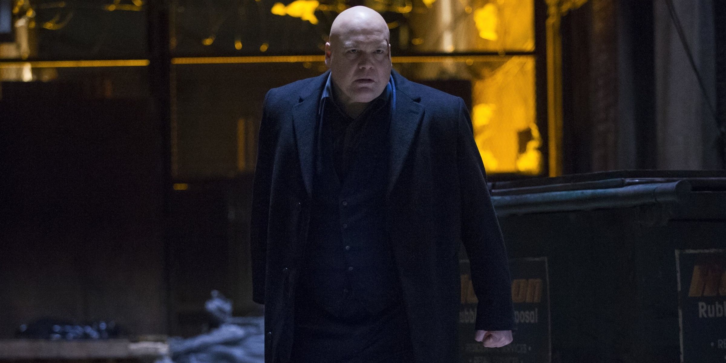 Kingpin (Vincent D&rsquo;Onofrio) in Daredevil ready to fight in an alley