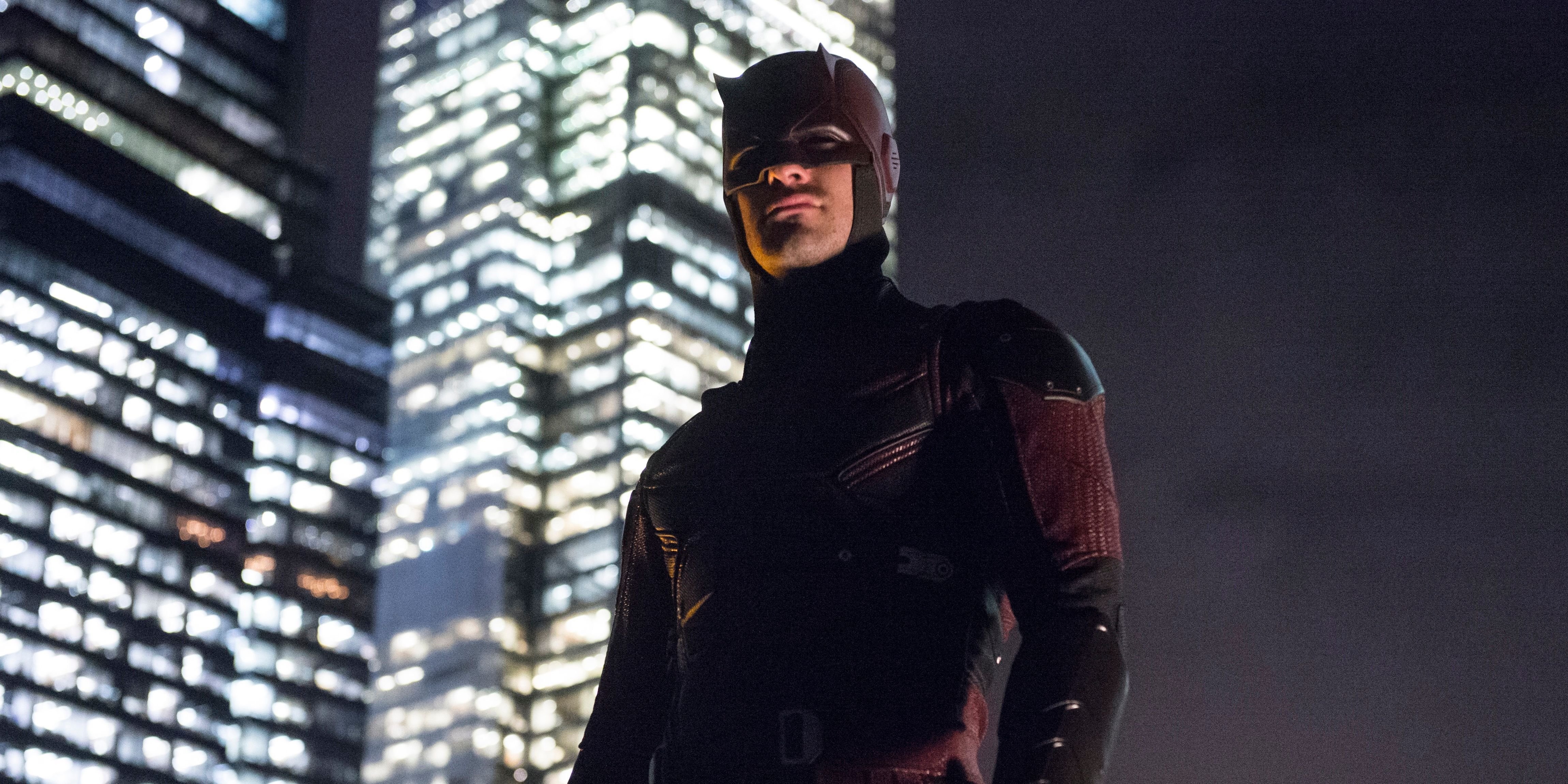 Matt Murdock (Charlie Cox) in the red suit with horns in Daredevil against Hell's Kitchen