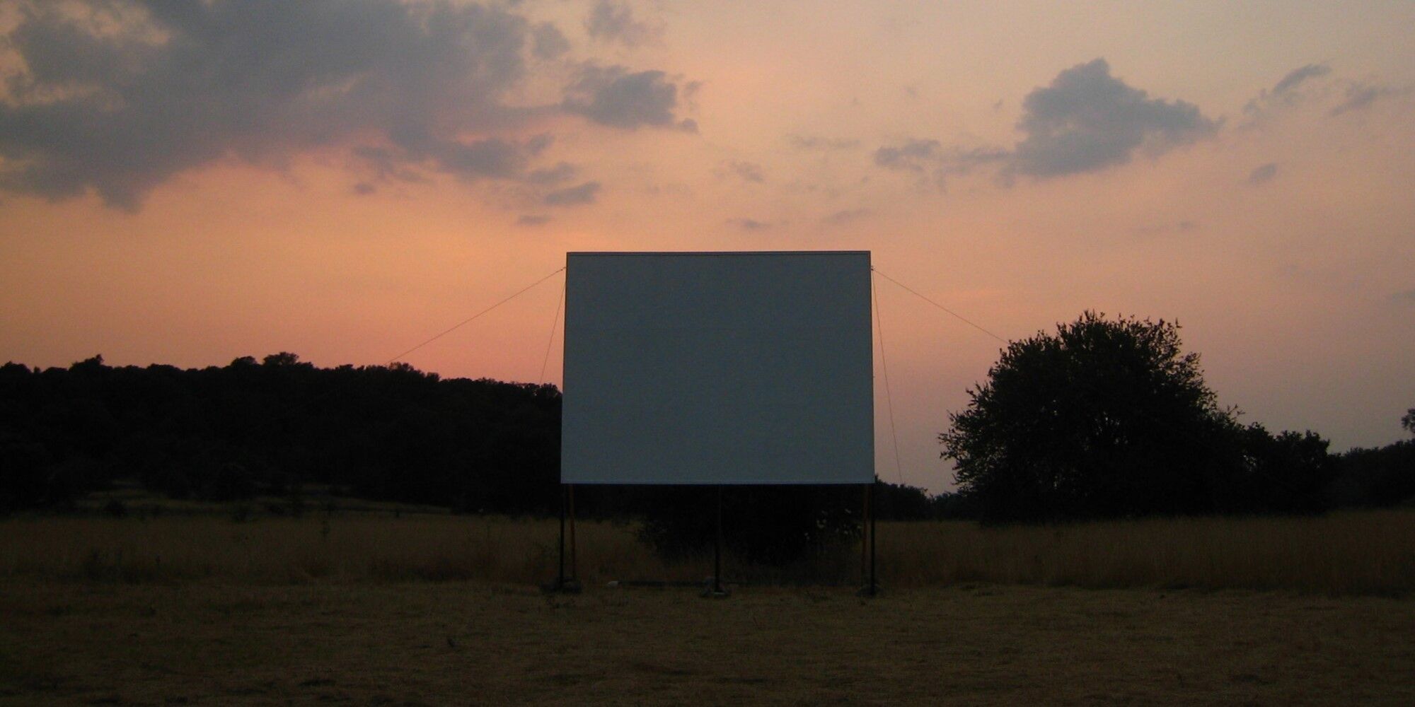 Greek-field-where-eniaios-is-shown-on-large-white-screen