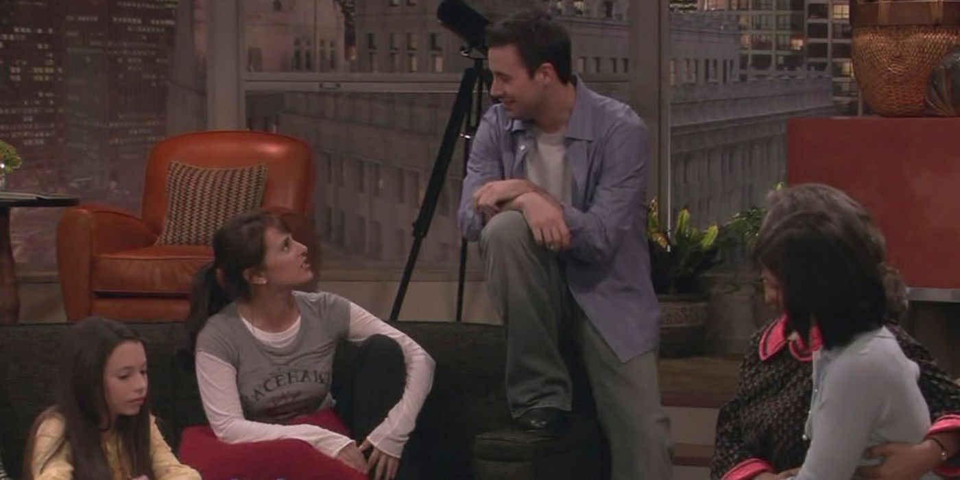 Freddie Prinze Jr. sitting with his leg up talking to four women in Freddie.