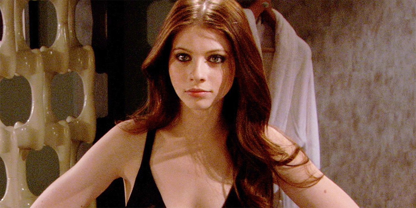 Michelle Trachtenberg as Georgina Sparks with her hands on her hips in Gossip Girl