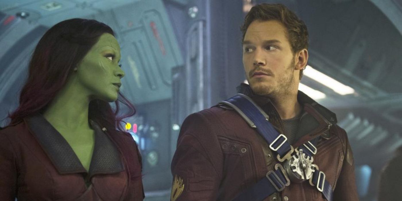 Gamora (Zoe Saldana) e Peter (Chris Pratt), lado a lado, olhando -se em Guardiões da Galáxia.