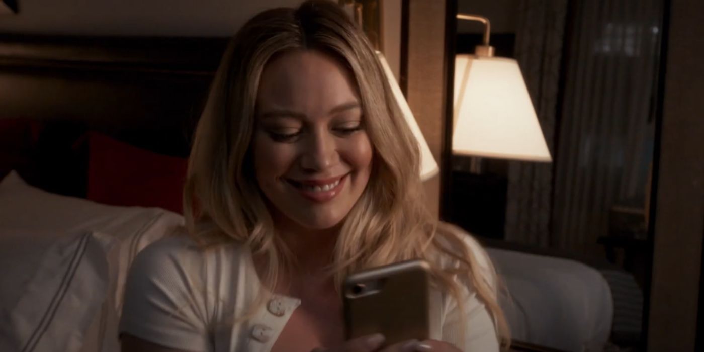 Hilary Duff as Kelsey Peters looking at her phone in 'Younger' Season 6.