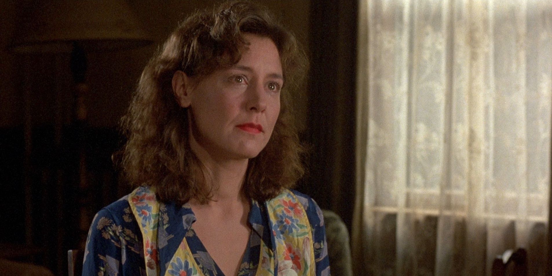 Christine Lahti as Sylvie looking up at a person offscreen in Housekeeping (1987)