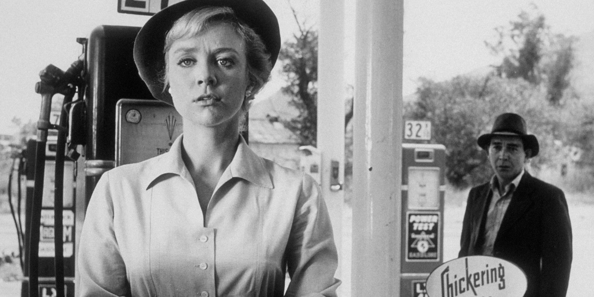 Inger Stevens standing in front of a gas pump with her back towards Lenoard Strong in The Twilight Zone episode The Hitch-Hiker