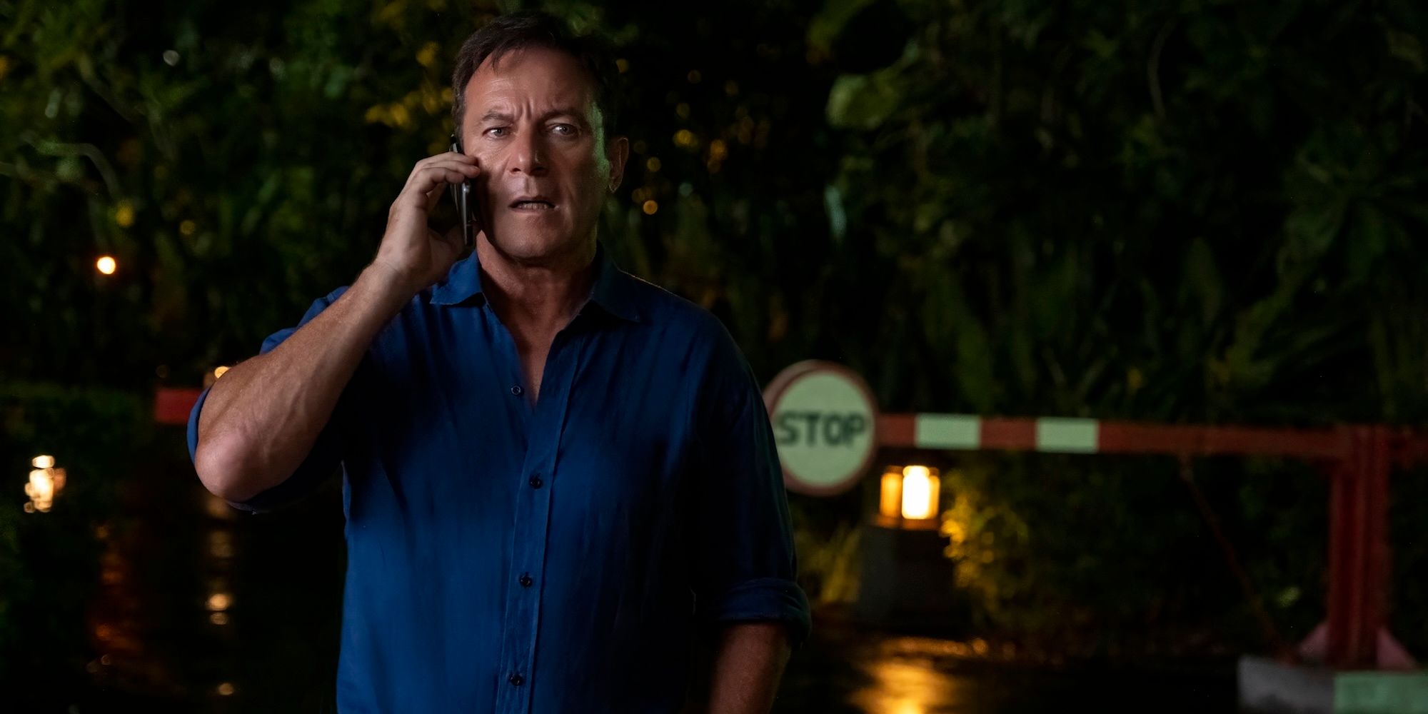 Jason isaacs as Timothy Ratcliff on the phone in The White Lotus Season 3