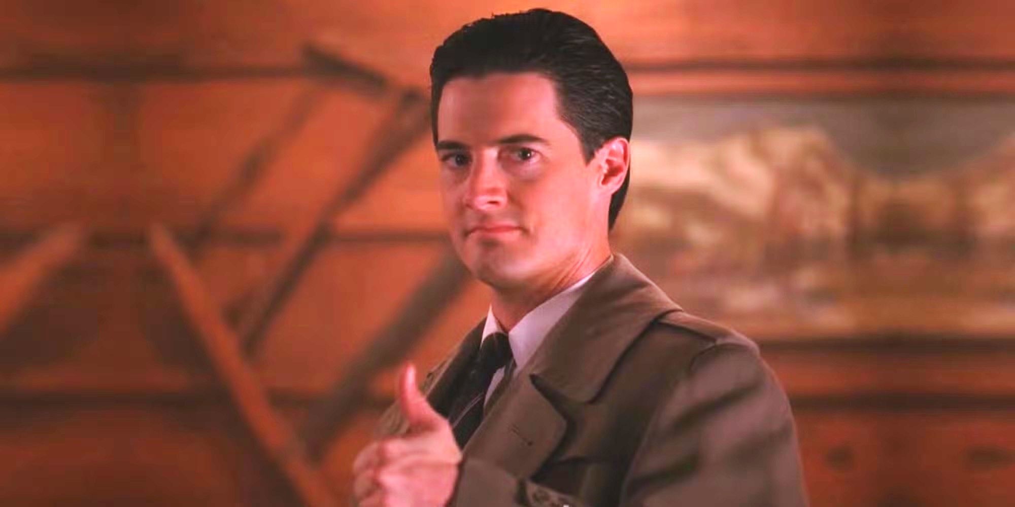 Kyle Maclachlan as Special Agent Dale Cooper gives a thumbs up in Twin Peaks.