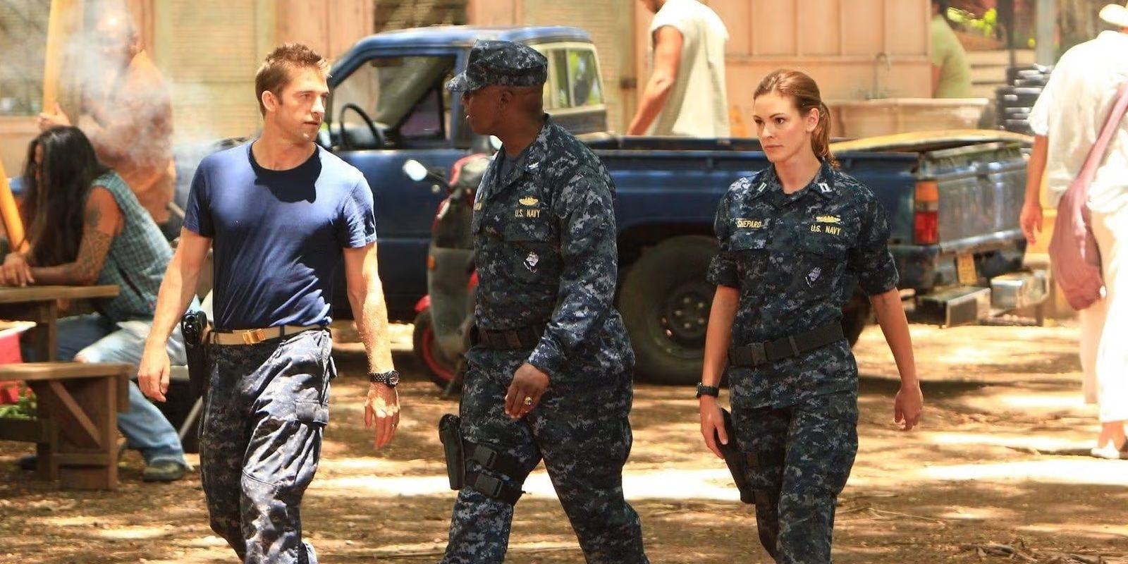 Scott Speedman, Andre Braugher e Daisy Betts passando pelos edifícios em 'Last Resort'.