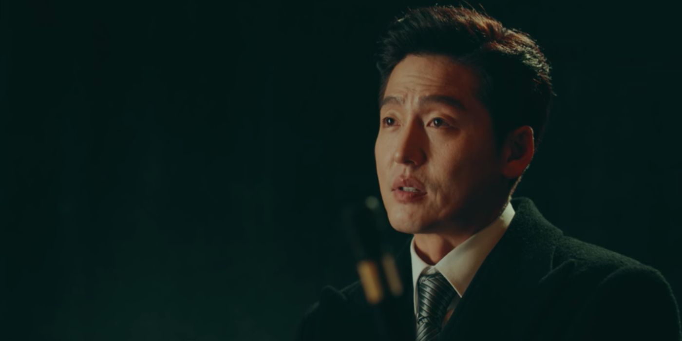 Lee Jung-jin as Lee Lim in a suit looks and talks to someone off-screen in?The King Eternal Monarch.