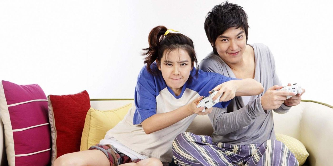 Lee Min-ho and Son Ye-jin fighting over the remote in Personal Taste.