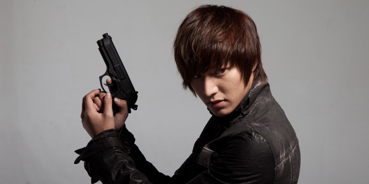 Lee Min-ho holding a gun in City Hunter.