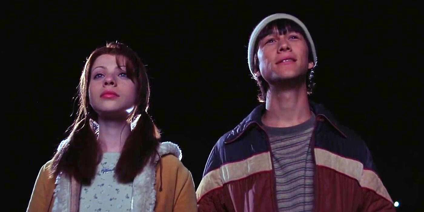 Michelle Trachtenberg as Wendy standing in the dark next to Joseph Gordon Levitt as Neil in Mysterious Skin