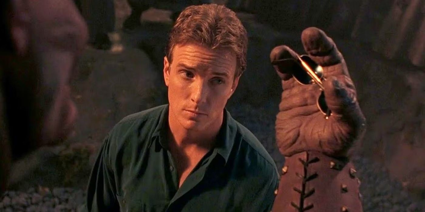 Linden Ashby's Johnny Cage prepares to fight Goro in 'Mortal Kombat'