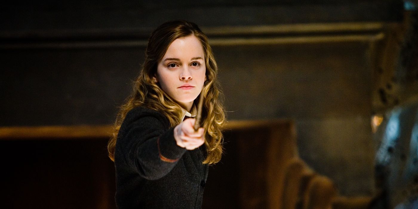 Hermione (Emma Watson) pointing her wand for a wizard duel.