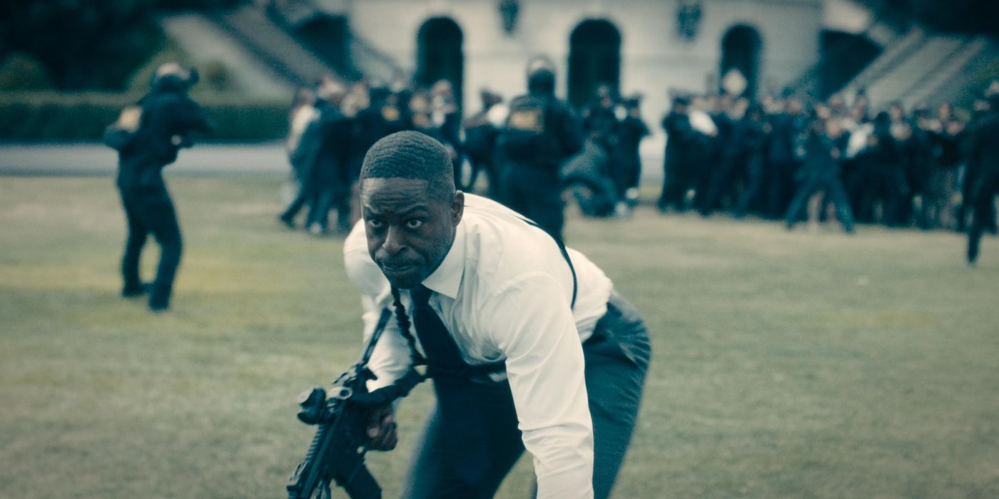 Sterling K. Brown se agacha sobre el césped de la Casa Blanca