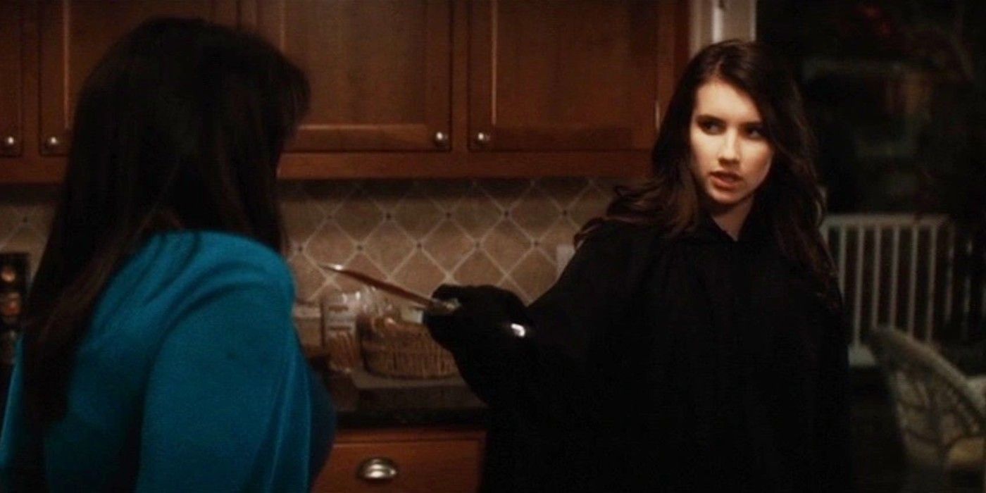Jill Roberts (Emma Roberts) vestida como Ghostface y apuntando un cuchillo a Sidney Prescott (Neve Campbell) en 'Scream 4'