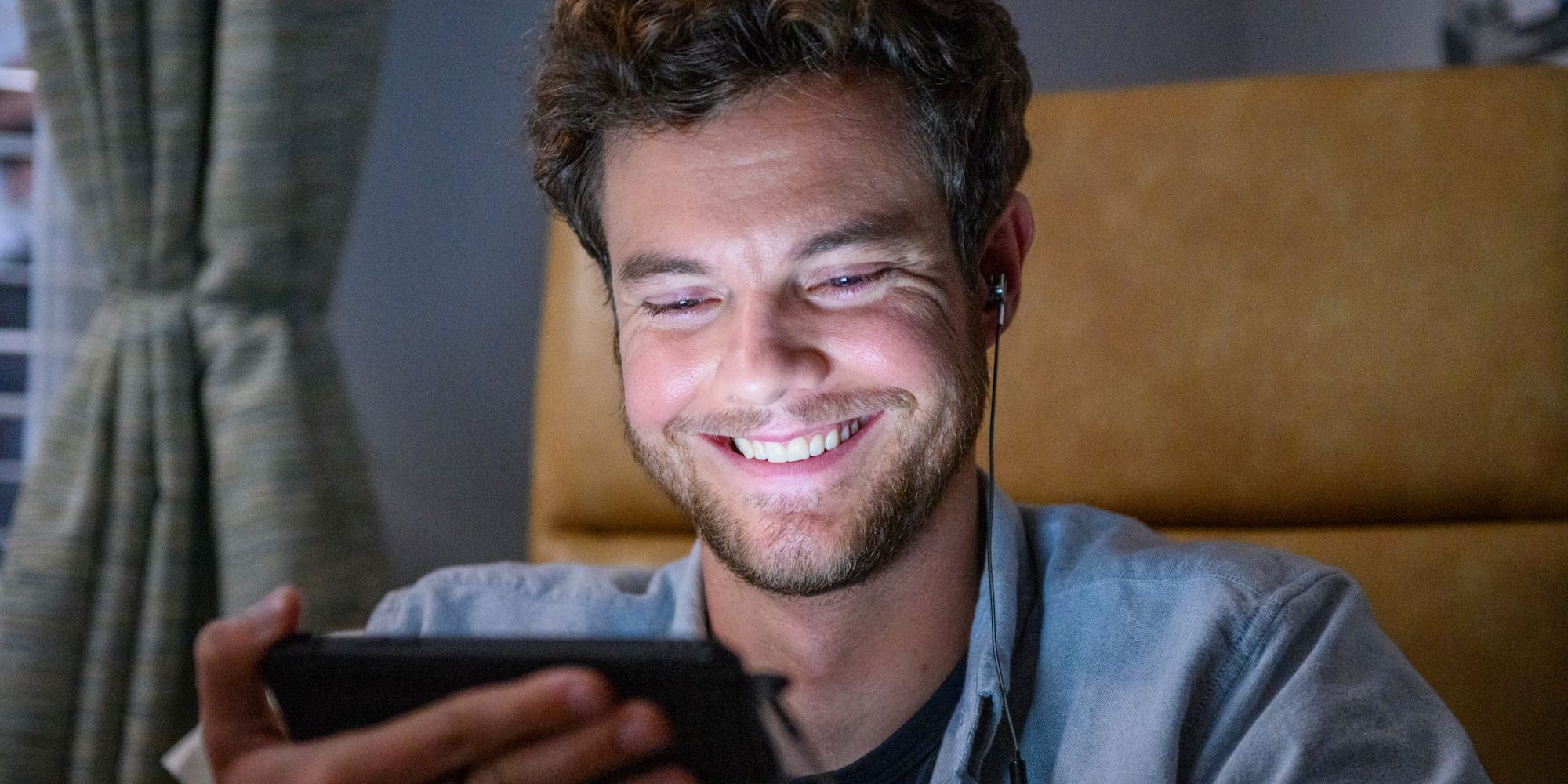 Jack Quaid as Richie smiling while watching his phone in Scream 5