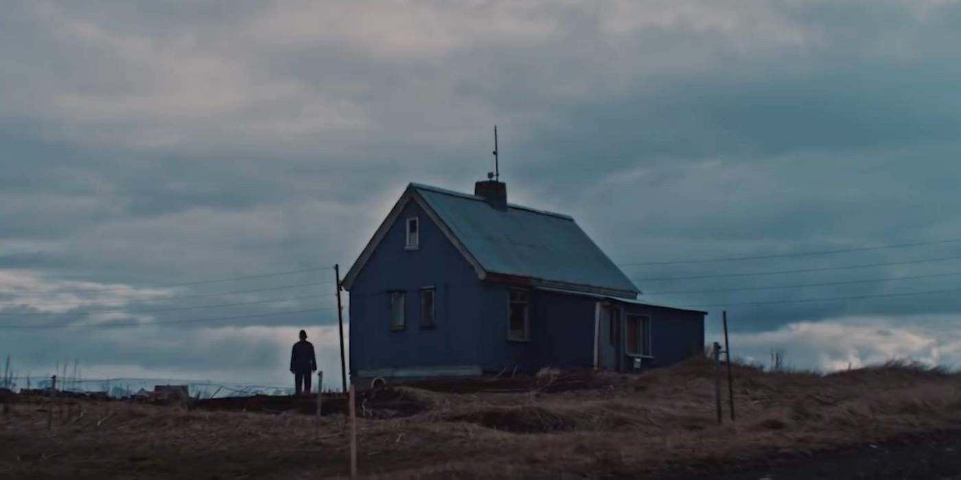 A mysterious figure stands near a house in the Icelandic queer horror film Rift (2017).