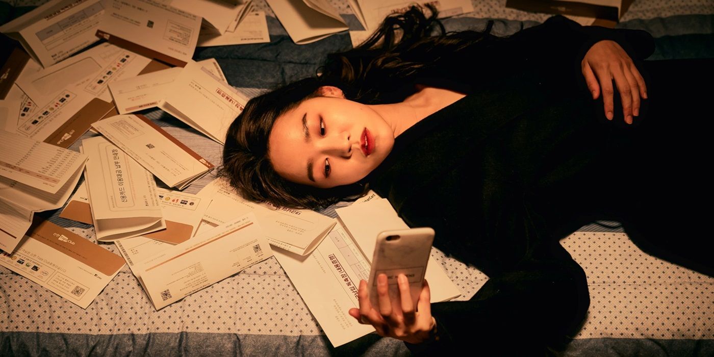 Shin Hye-sun (Han So-Ra) looking at her phone in Following
