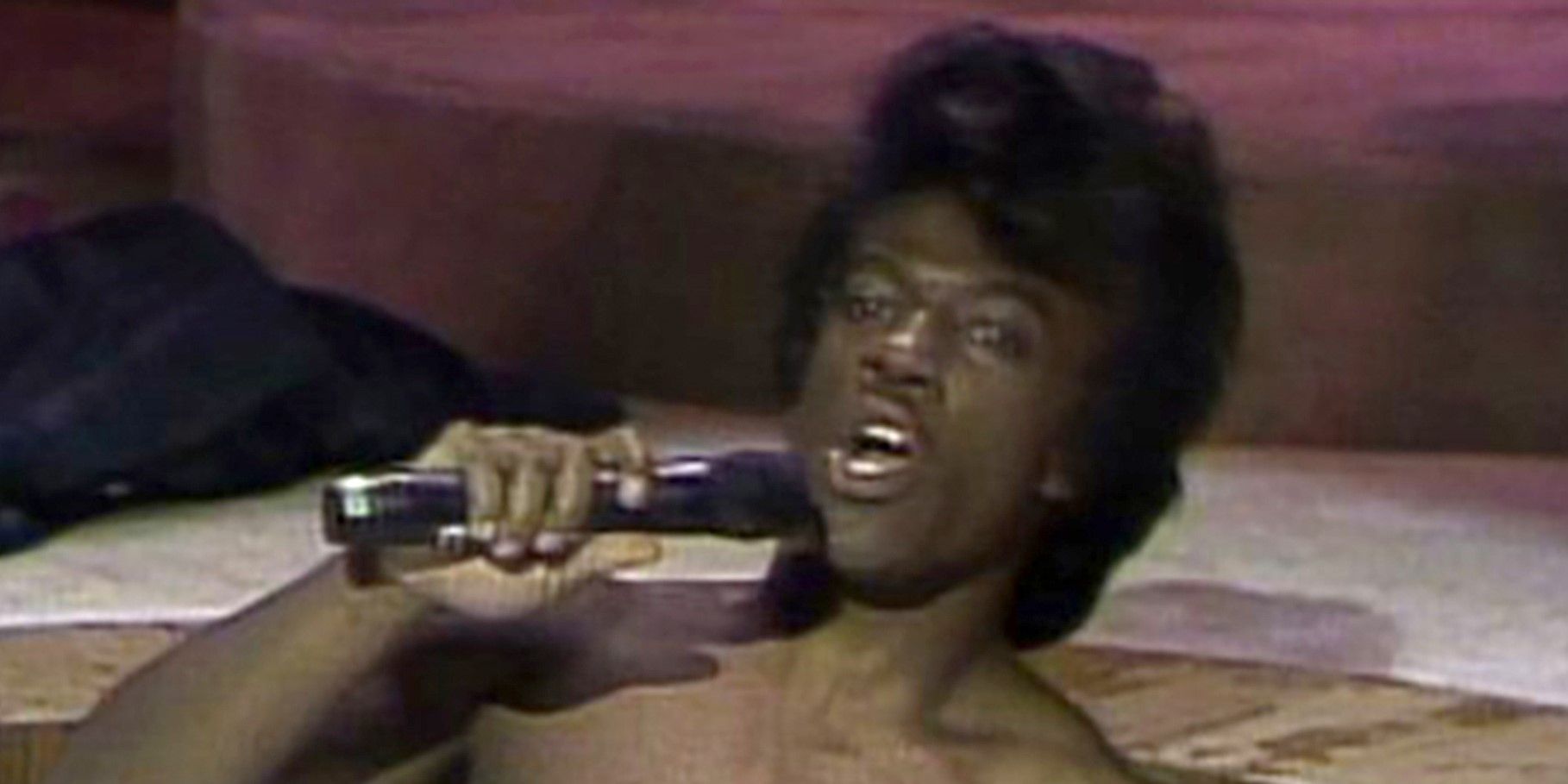 eddie-murphy-with-james-brown-hair-singing-in-hottub