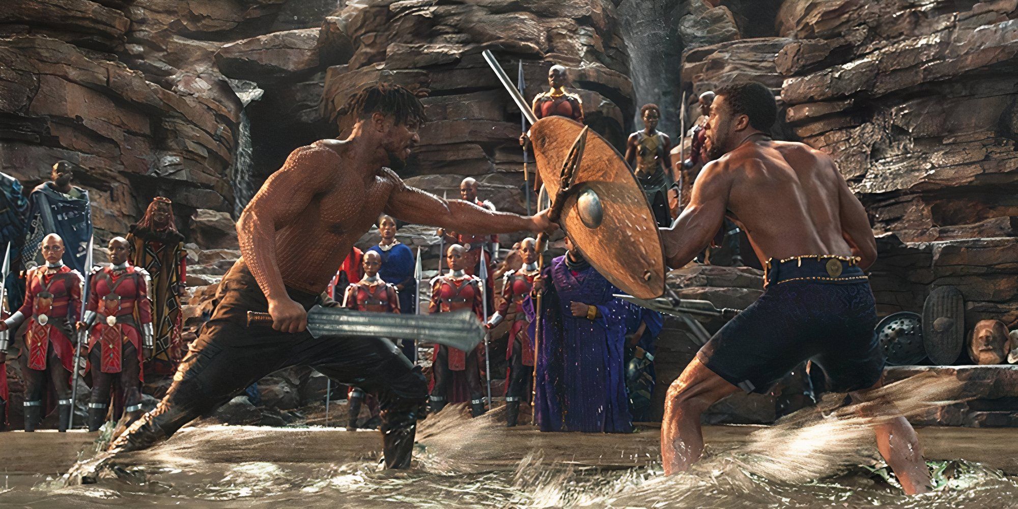 T'Challa (Chadwick Boseman) e Killmonger (Michael B. Jordan) lutando em Pantera Negra.