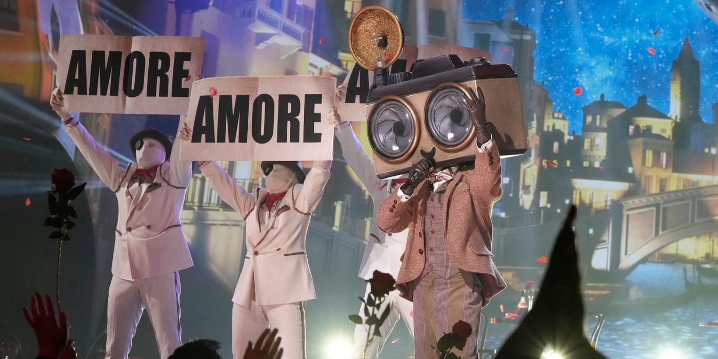Paparazzo sings 'That's Amore' on 'The Masked Singer' Season 13.